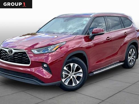 Used 2022 Toyota Highlander XLE FWD image 1