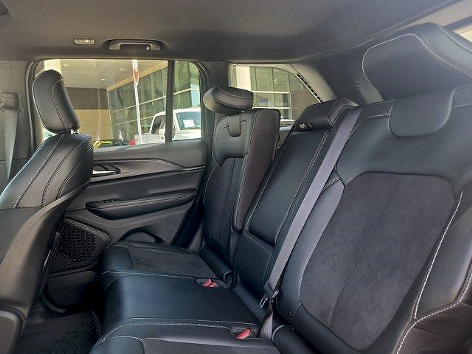 Used 2023 Jeep Grand Cherokee Altitude RWD image 18