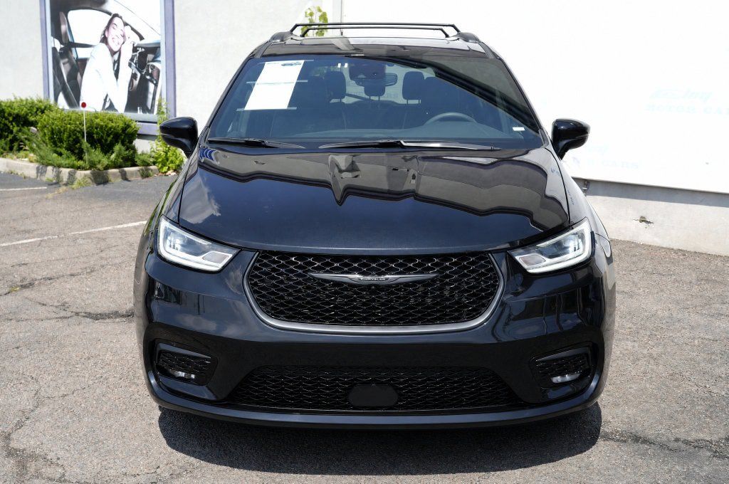 Used 2025 Chrysler Pacifica Limited FWD image 5