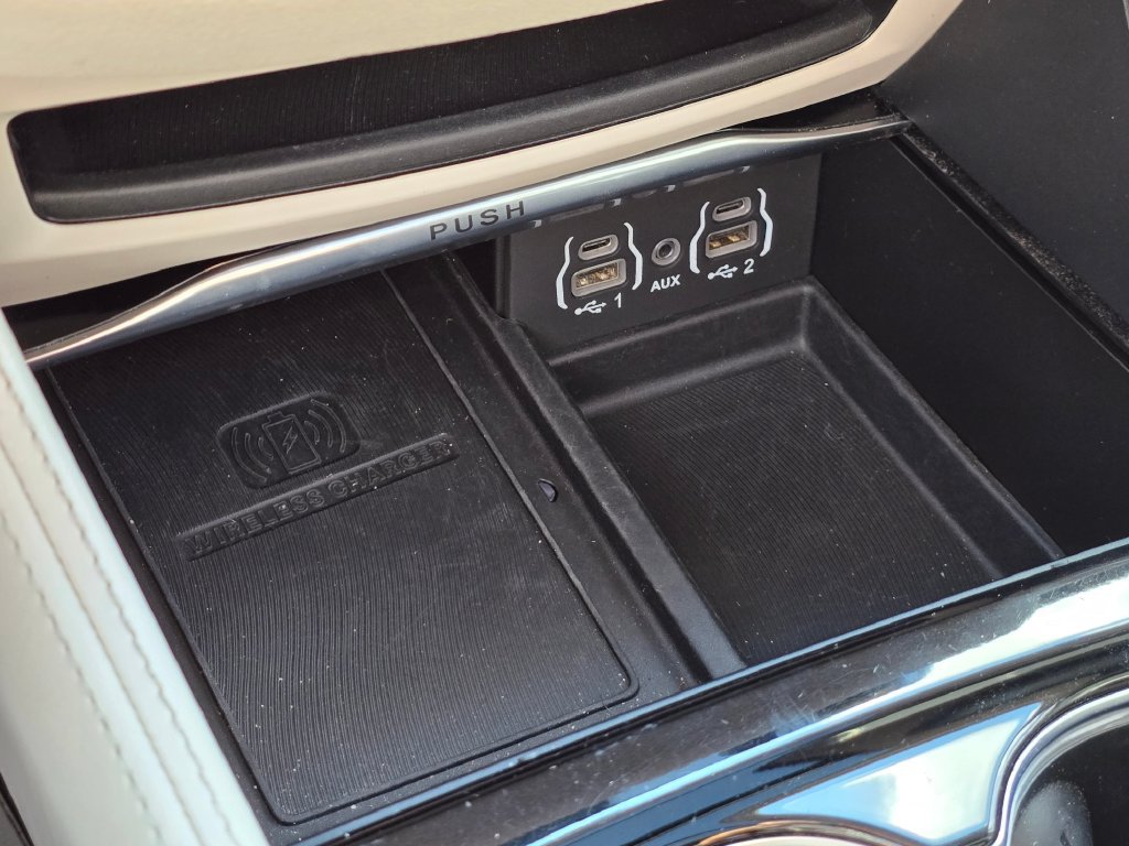 Used 2023 Chrysler Pacifica Limited FWD image 36