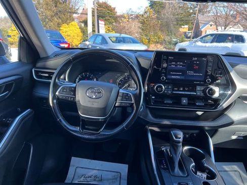 Used 2021 Toyota Highlander XLE image 19
