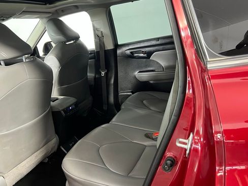 Used 2021 Toyota Highlander XLE image 24