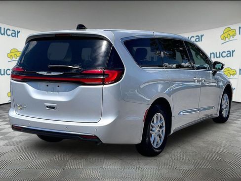 Used 2023 Chrysler Pacifica Touring-L FWD image 6