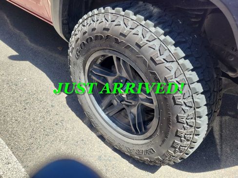 Used 2020 Toyota Tacoma TRD Off-Road w/ TRD Premium Off Road Package AWD/4WD image 3