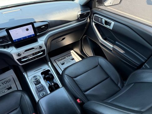 Used 2021 Ford Explorer XLT w/ Equipment Group 202A AWD/4WD image 18