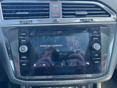Used 2018 Volkswagen Tiguan SE w/ Panoramic Sunroof Package FWD image 16