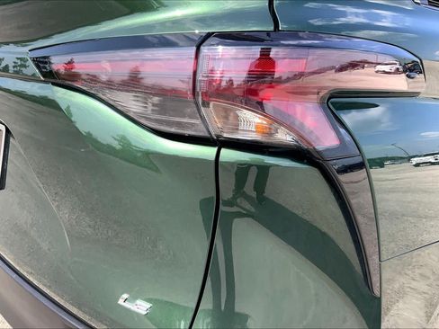 Used 2025 Toyota Sienna LE FWD image 30
