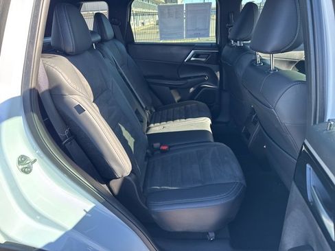 Used 2023 Mitsubishi Outlander SE image 21