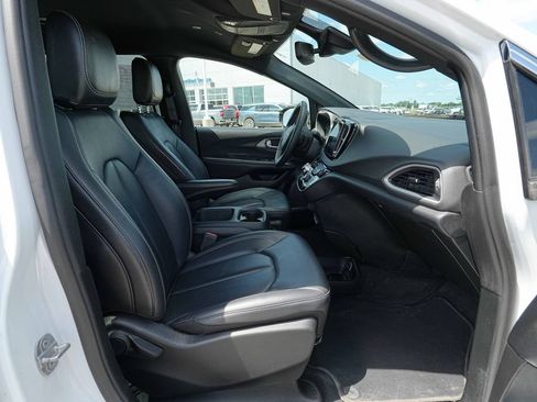 Used 2025 Chrysler Pacifica Select FWD image 21
