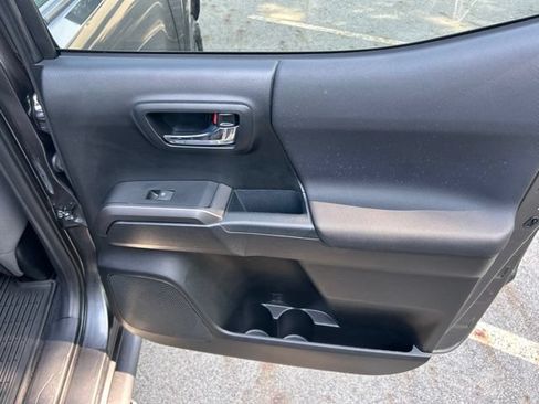 Used 2018 Toyota Tacoma TRD Sport AWD/4WD image 32