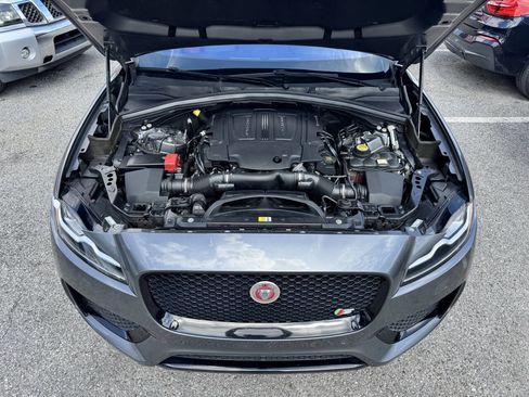 Used 2019 Jaguar F-PACE S image 9