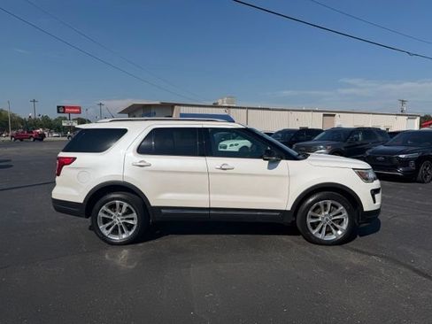 Used 2018 Ford Explorer XLT w/ Equipment Group 202A AWD/4WD image 9