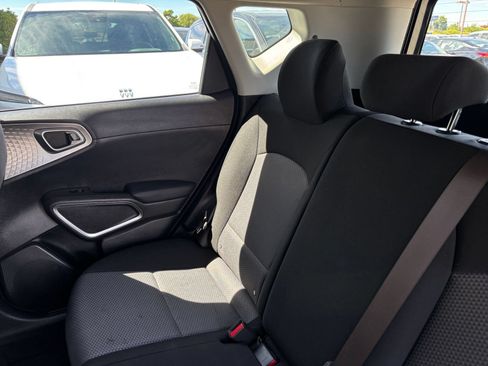 Used 2025 Kia Soul LX w/ LX Technology Package FWD image 33