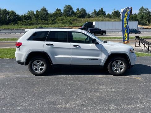 Used 2017 Jeep Grand Cherokee Laredo w/ Quick Order Package 23E AWD/4WD image 6