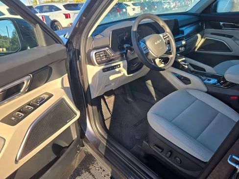New 2025 Kia Telluride S image 4