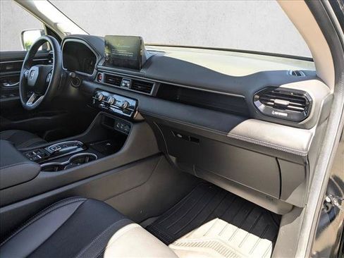 Used 2025 Honda Pilot Touring image 21