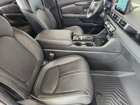 Used 2025 Honda Pilot Elite image 15