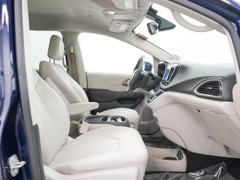 Used 2017 Chrysler Pacifica Touring-L FWD image 13