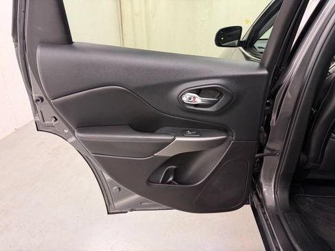 Used 2019 Jeep Cherokee Limited AWD/4WD image 15