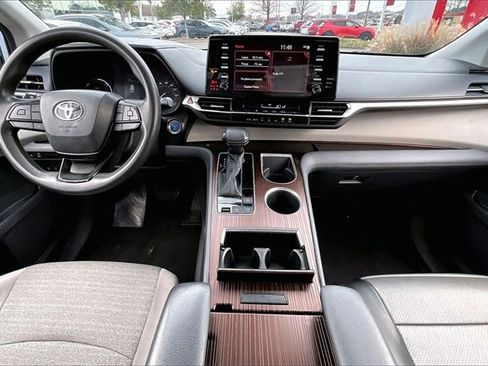 Used 2023 Toyota Sienna LE image 7