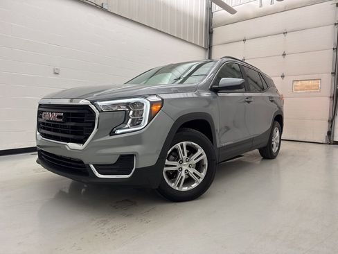 Used 2024 GMC Terrain SLE w/ Driver Convenience Package image 3
