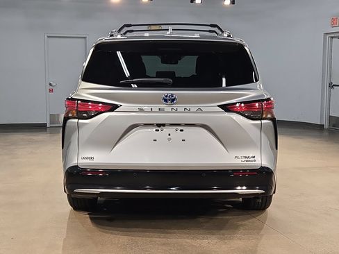 Used 2024 Toyota Sienna Platinum FWD image 6
