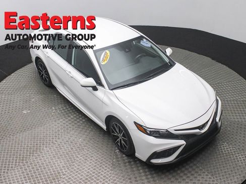 Used 2024 Toyota Camry SE FWD image 3