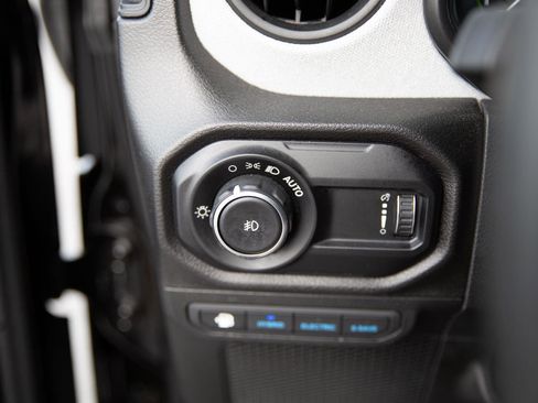 Used 2024 Jeep Wrangler Unlimited w/ Convenience Group AWD/4WD image 18