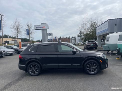 Certified 2022 Volkswagen Tiguan SE w/ Panoramic Sunroof Package image 2