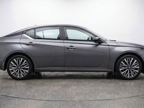 Used 2025 Nissan Altima 2.5 SV FWD image 11
