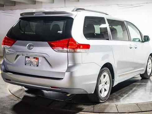 Used 2012 Toyota Sienna LE w/ Towing Pkg image 9