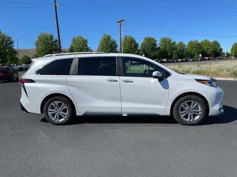 Used 2023 Toyota Sienna Platinum AWD/4WD image 2