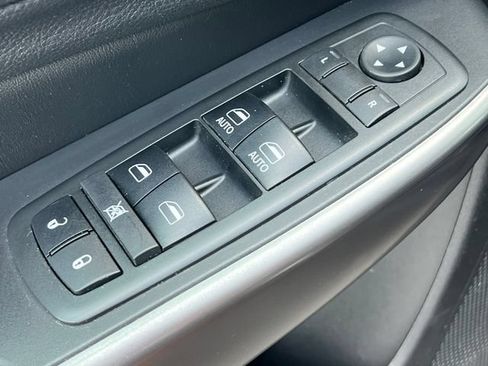 Used 2019 Jeep Cherokee Latitude Plus w/ Cold Weather Group AWD/4WD image 15