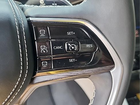Used 2023 Jeep Grand Cherokee Overland AWD/4WD image 19
