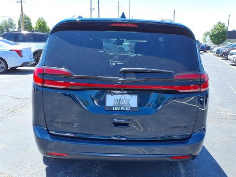 Used 2021 Chrysler Pacifica Limited w/ Uconnect Theater Family Group AWD/4WD image 2