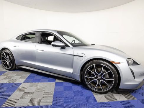 Used 2022 Porsche Taycan image 3