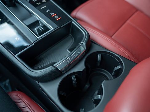 Certified 2025 Porsche Macan image 14