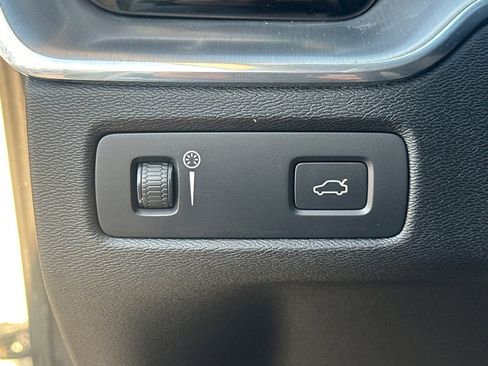 Used 2019 Volvo XC60 T5 Momentum w/ Multimedia Package image 32