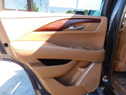 Used 2016 Cadillac Escalade Platinum AWD/4WD image 19