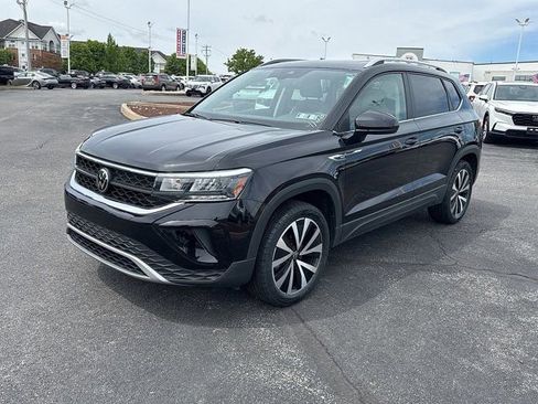 Certified 2023 Volkswagen Taos SE w/ Panoramic Sunroof Package AWD/4WD image 3