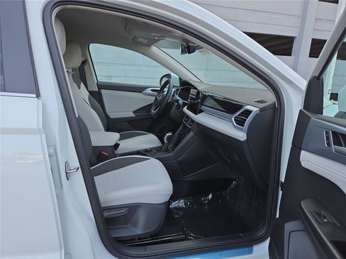 New 2026 Volkswagen Taos SE image 27