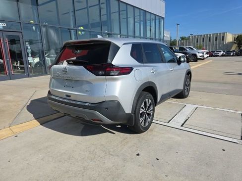 Used 2023 Nissan Rogue SV image 4