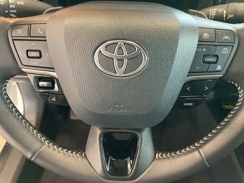 Used 2025 Toyota Camry SE image 14