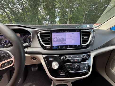Used 2024 Chrysler Pacifica Touring-L FWD image 21