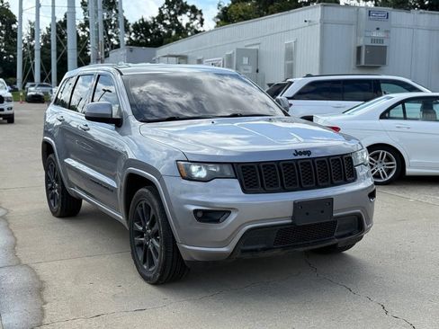 Used 2019 Jeep Grand Cherokee Altitude AWD/4WD image 4