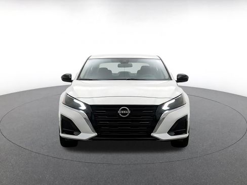 Used 2025 Nissan Altima 2.5 SV FWD image 2