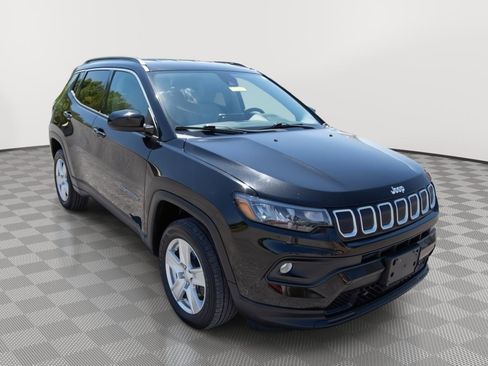 Used 2022 Jeep Compass Latitude AWD/4WD image 3