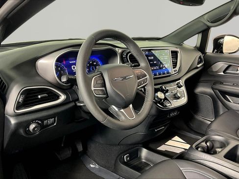 Used 2025 Chrysler Pacifica Select FWD image 16