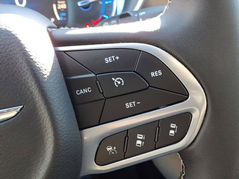 Used 2024 Chrysler Pacifica Select image 28