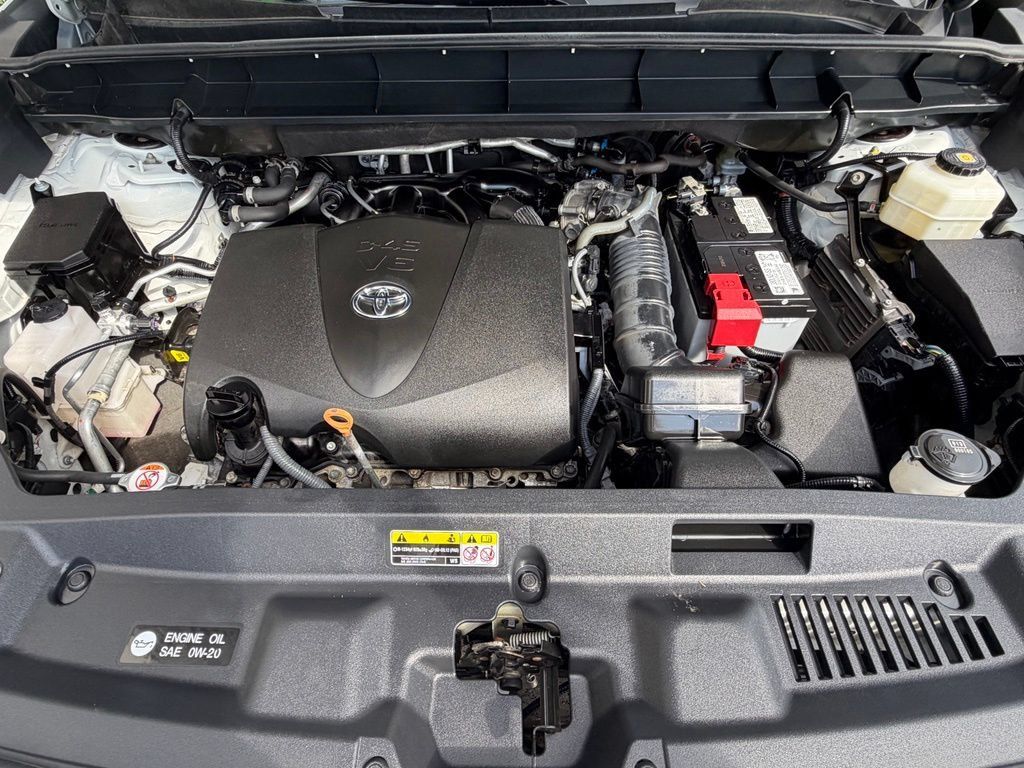 Used 2021 Toyota Highlander XLE AWD/4WD image 7